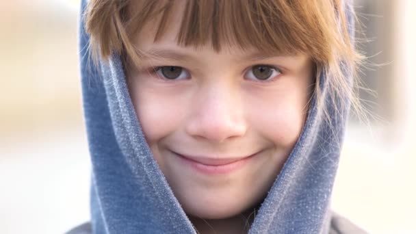 Portrét Šťastného Dítěte Dívka Teplém Oblečení Podzim Venku — Stock video