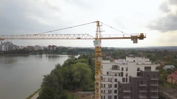 Letecký Pohled Věžový Jeřáb Obytnou Budovu Výstavbě — Stock video