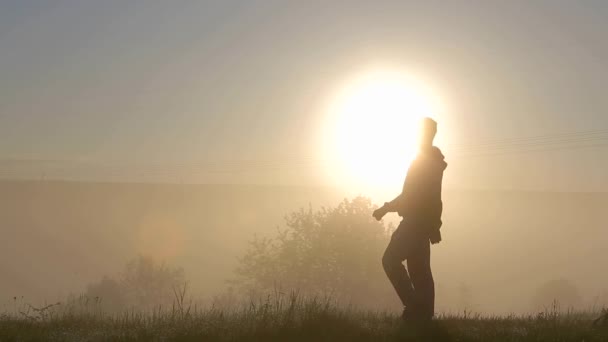 Dunkle Silhouette Eines Mannes Der Bei Sonnenaufgang Spaß Freien Hat — Stockvideo