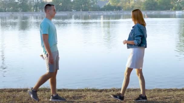 Jong Tiener Paar Lopen Hand Hand Plezier Hebben Buiten — Stockvideo