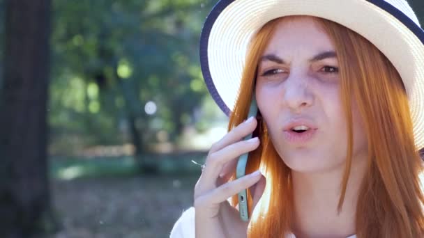 Menina Bonita Adolescente Com Cabelo Vermelho Falando Telefone Celular Livre — Vídeo de Stock