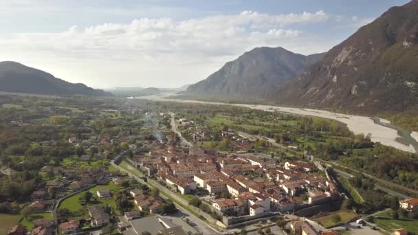 Luftaufnahme Einer Kleinen Historischen Stadt Venzone Norditalien Mit Roten Ziegeldächern — Stockvideo