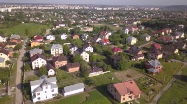 Yukarısından evleri ve sokakları olan bir kasabanın kırsal manzarası..