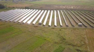 Güneş enerjisi santralinin havadan görüntüsü. Temiz ekolojik enerji üretmek için elektrik panelleri.