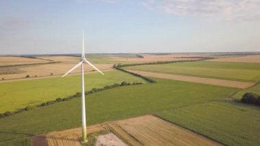 Rüzgar türbini jeneratörlerinin temiz ekolojik elektrik üreten hava görüntüsü.