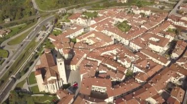 Kuzey İtalya 'daki küçük tarihi Venzone kasabasının yukarıdan görünüşü. Eski binaların kırmızı kiremitli çatıları var..