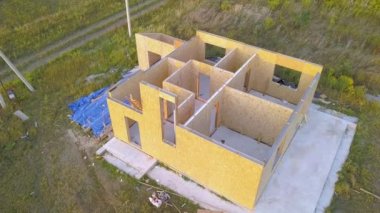 Yeni ve modern modüler evin inşaatı. İçinde köpük yalıtım malzemesi olan kompozit ahşap panellerden yapılmış duvarlar. Yeni enerji tasarruflu ev kavramı oluşturuluyor.