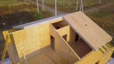 Yeni ve modern modüler evin inşaatı. İçinde köpük yalıtım malzemesi olan kompozit ahşap panellerden yapılmış duvarlar. Yeni enerji tasarruflu ev kavramı oluşturuluyor.