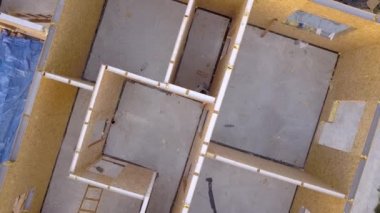 Yeni ve modern modüler evin inşaatı. İçinde köpük yalıtım malzemesi olan kompozit ahşap panellerden yapılmış duvarlar. Yeni enerji tasarruflu ev kavramı oluşturuluyor.