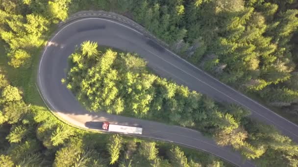 Αεροφωτογραφία Του Δρόμου Περιέλιξης Κούρεμα Αυτοκινήτων Και Φορτηγών Ψηλό Ορεινό — Αρχείο Βίντεο