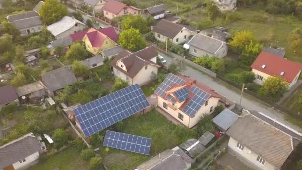 屋根の上に太陽光パネル付きの民家の空中ビュー ビルや地上の再生可能エネルギーのための太陽光発電システム — ストック動画