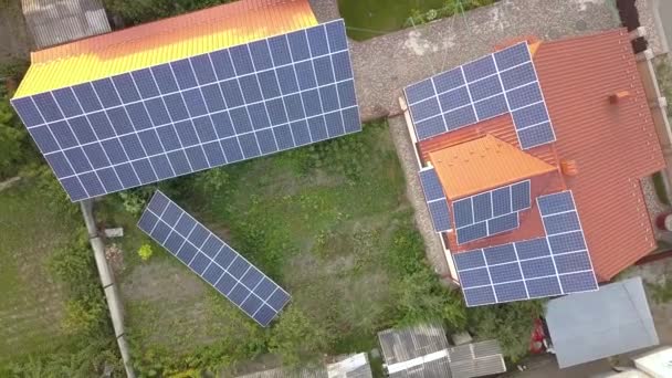 从空中俯瞰一座屋顶上有太阳能电池板的私人住宅 建筑和地面上可再生能源光伏发电系统 — 图库视频影像