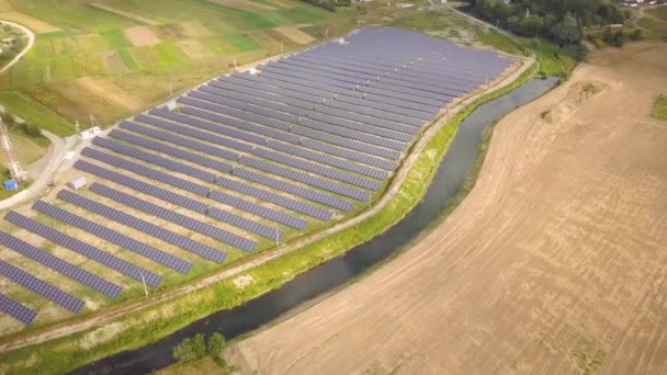 Αεροφωτογραφία Του Σταθμού Ηλιακής Ενέργειας Ηλεκτρικά Πάνελ Για Την Παραγωγή — Αρχείο Βίντεο