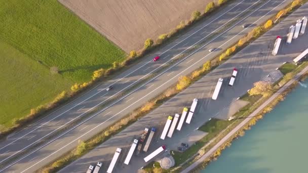 Otoban Yolunun Yukarıdan Aşağı Manzaralı Hızlı Giden Trafiği Park Yerini — Stok video