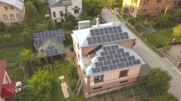从空中俯瞰一座屋顶上有太阳能电池板的私人住宅 建筑和地面上可再生能源光伏发电系统 — 图库视频影像