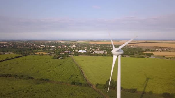 清潔な生態系電気を生成するフィールドにおける風力タービン発電機の空中ビュー — ストック動画