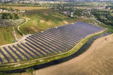 Güneş enerjisi santralinin havadan görünümü. Üretmek için elektrik panelleri 