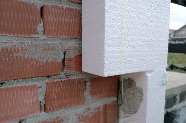 Sert strafor yalıtkan tuğla ev duvarının yakın çekim detayı