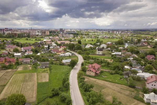 Vista aérea de la ciudad o pueblo con filas de edificios y curvas — Foto de Stock