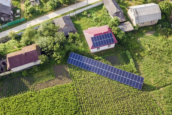 Temiz enerji için mavi güneş panelleri ile bir evin havadan görünümü. — Stok fotoğraf