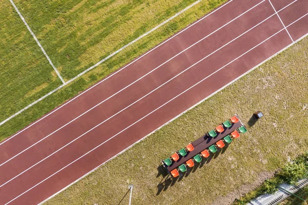 Vista superior de pistas de corrida vermelhas e gramado de grama verde. Infraestrutura — Fotografia de Stock