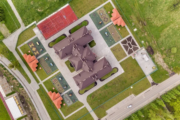 Luftaufnahme des neuen Prescool-Gebäudes und des Hofes mit Nischen — Stockfoto