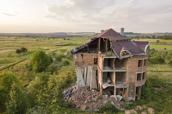 Old ruined building after earthquake. A collapsed brick house . — Stock Photo, Image