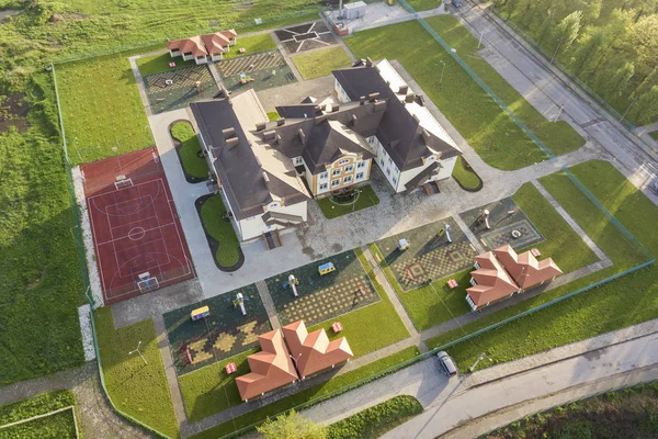 Luchtfoto van nieuw prescool gebouw in residentieel landelijk gebied. — Stockfoto