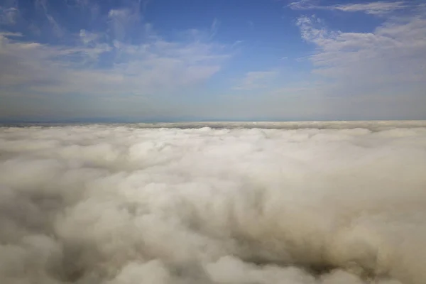 Vista aérea sobre nuvens brancas e céu azul claro . — Fotografia de Stock
