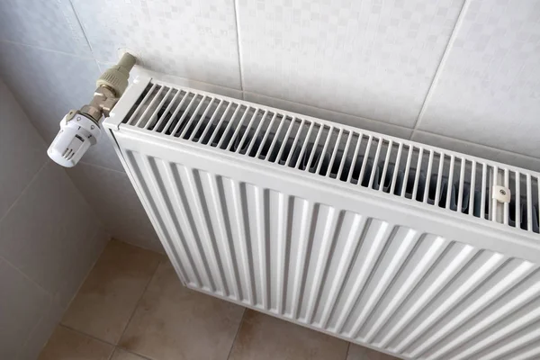 Primer plano de la válvula del radiador de calefacción para una temperatura cómoda re —  Fotos de Stock