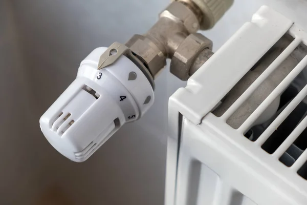 Sluiting van de verwarming radiator ventiel voor een comfortabele temperatuur re — Stockfoto