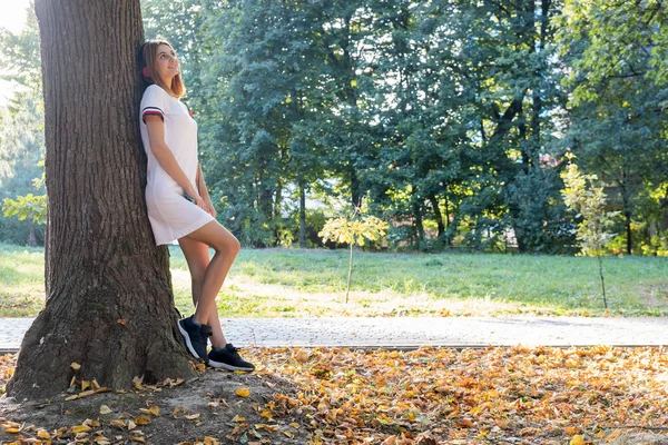 Retrato de adolescente pelirroja en vestido corto blanco escuchar — Foto de Stock