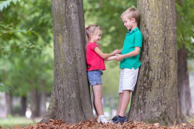 Yanında duran iki sevimli çocuğun portresi. 