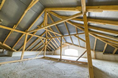 Çatı yapısıahşap kirişler ile bir binanın tavan arası.