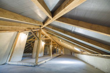 Çatı yapısıahşap kirişler ile bir binanın tavan arası.