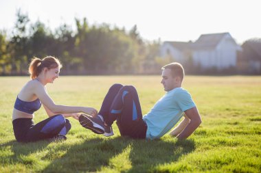 Genç çift yeşil gr ile sahada birlikte açık havada eğleniyor