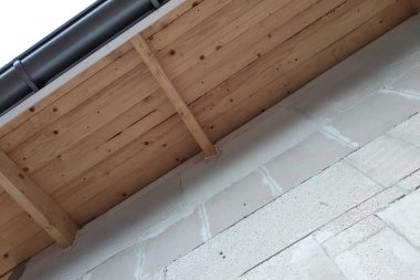 Bitmemiş duvar ve ahşap ile yapım aşamasında Bina fasade