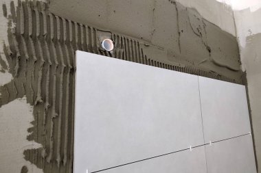 Harç tutkal üzerine duvar seramik karo montajı.