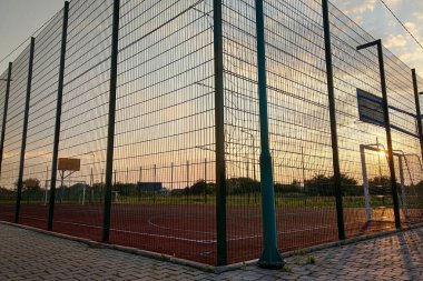 Açık hava mini futbol ve basketbol sahası ile top kapısı ve b
