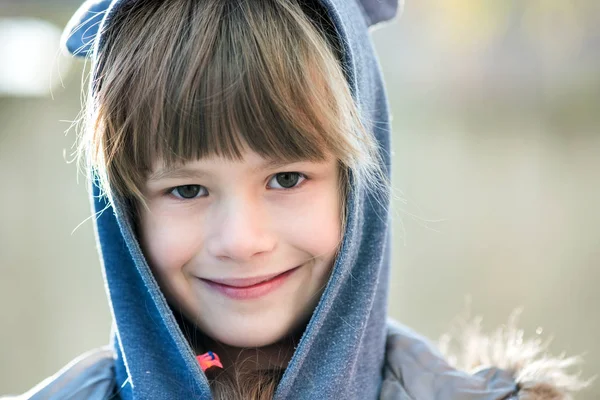 Portret van gelukkig kind meisje in warme kleren in de herfst buiten. — Stockfoto