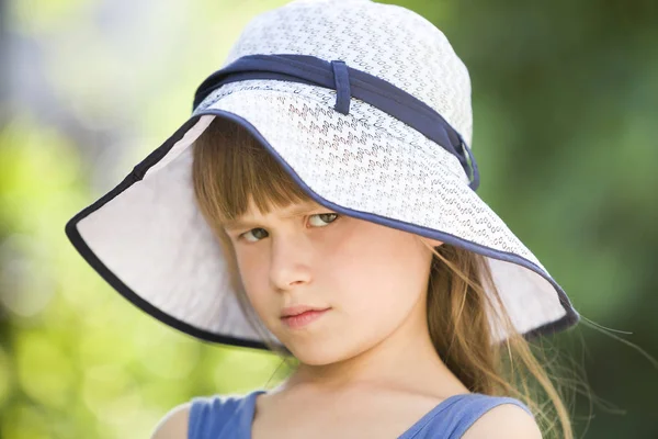 Gros plan portrait d'une petite fille sérieuse coiffée d'un grand chapeau. Enfant hav — Photo