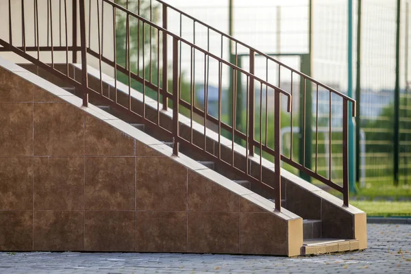 Escadas de concreto coberto com telhas cerâmicas com grades de metal o — Fotografia de Stock