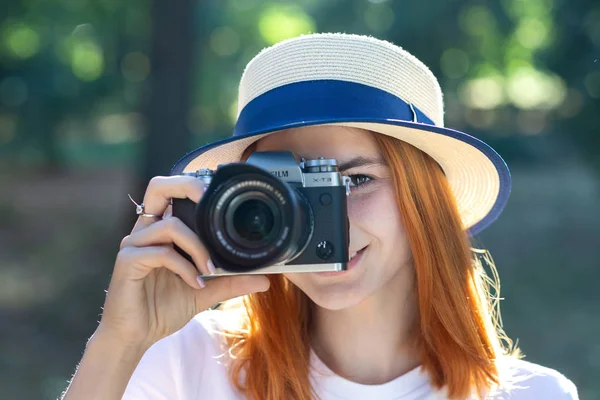 Gadis cantik dengan rambut merah mengambil gambar dengan foto datang — Stok Foto