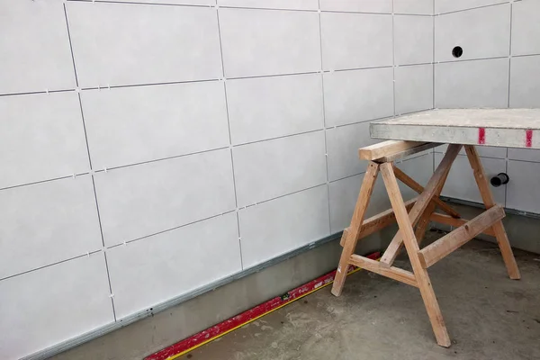 Wand keramische tegels installatie op mortel lijm. — Stockfoto