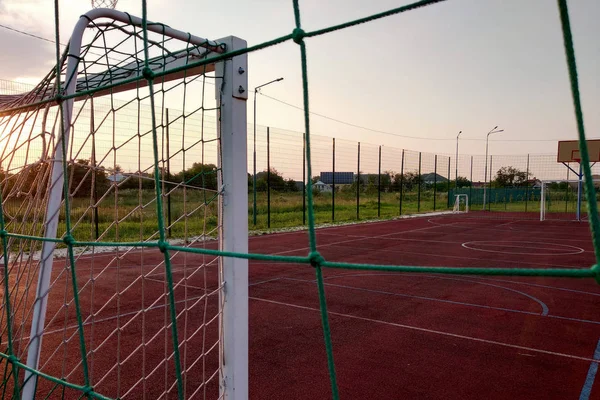 Ao ar livre mini campo de futebol e basquete com portão de bola e b — Fotografia de Stock