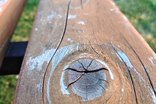 Çatlak ve düğümlü eski yıpranmış ahşap tahtanın yakın çekim. — Stok fotoğraf