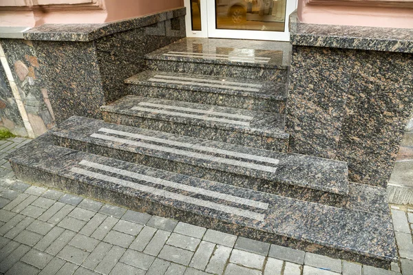 Detail van een huis gevel. Nieuwe granieten trappen. — Stockfoto