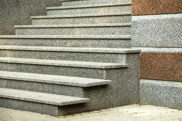 Detalle de una fachada de casa. Nuevas escaleras de granito . —  Fotos de Stock