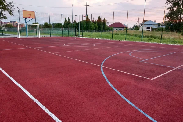 Outdoor minivoetbal en basketbalveld met bal Gate en b — Stockfoto