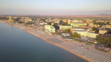 Karadeniz kıyısındaki Sunny Beach şehrinin hava manzarası. Birçok otel binası ve turistik altyapısı olan en iyi kumsal manzarası.